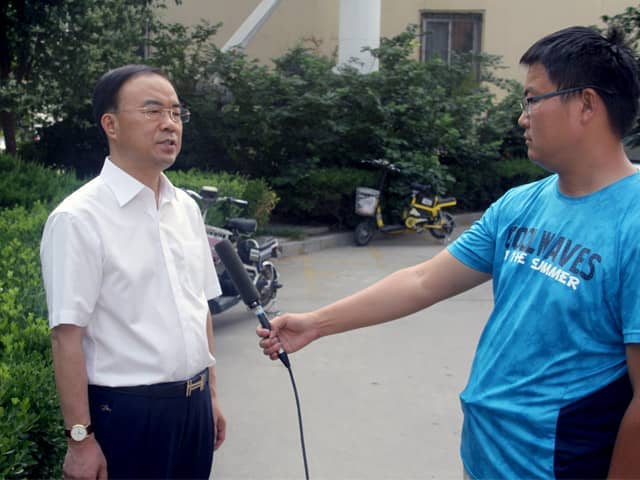 山東天意機(jī)械董事長劉洪彬作為基層共產(chǎn)黨員，今天接受了當(dāng)?shù)赜浾叩牟稍L