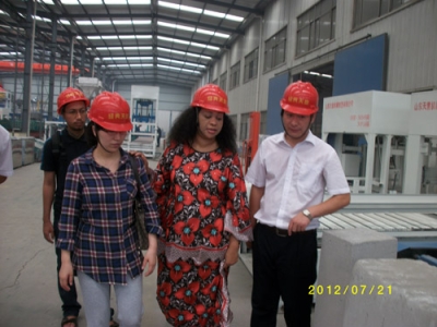 2012.7.21日坦桑尼亞總統(tǒng)夫人來我公司參觀指導、洽談合作
