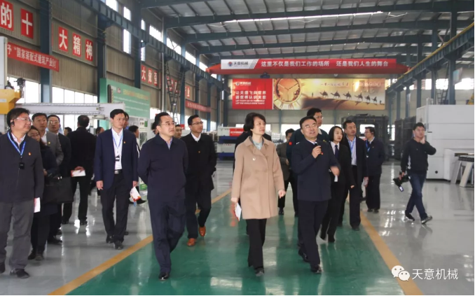 濟(jì)寧市委常委、組織部部長孔凡萍帶領(lǐng)全市“兩新”組織黨建工作現(xiàn)場(chǎng)觀摩團(tuán)蒞臨天意機(jī)械調(diào)研指導(dǎo)