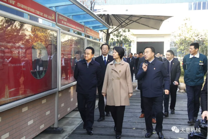 濟(jì)寧市委常委、組織部部長孔凡萍帶領(lǐng)全市“兩新”組織黨建工作現(xiàn)場(chǎng)觀摩團(tuán)蒞臨天意機(jī)械調(diào)研指導(dǎo)