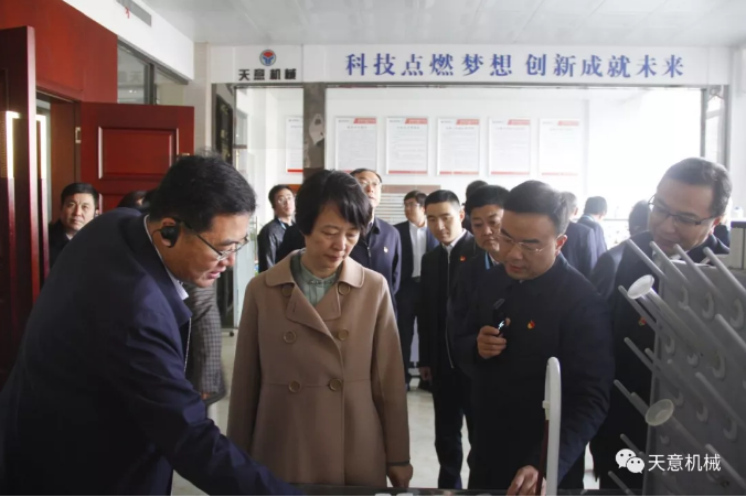濟(jì)寧市委常委、組織部部長孔凡萍帶領(lǐng)全市“兩新”組織黨建工作現(xiàn)場(chǎng)觀摩團(tuán)蒞臨天意機(jī)械調(diào)研指導(dǎo)